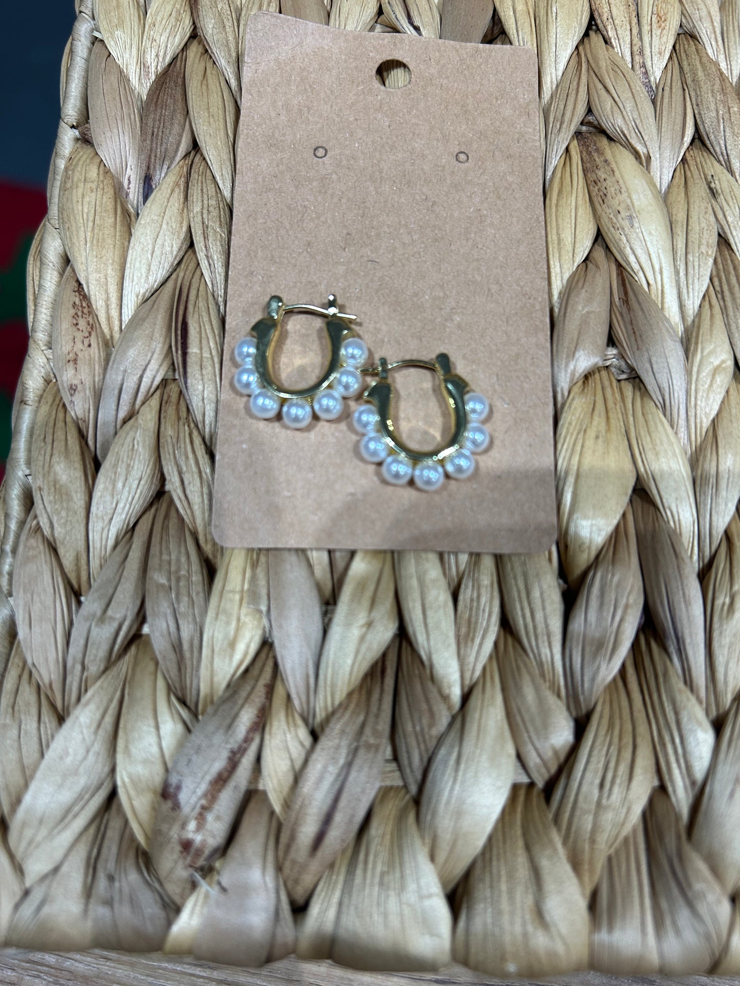 Pantalla dorada con perlas